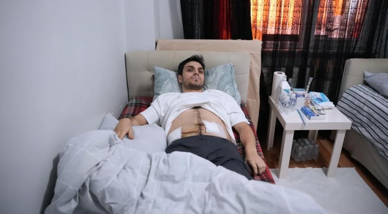 Yardım etmek istedi, 6 yerinden bıçaklandı