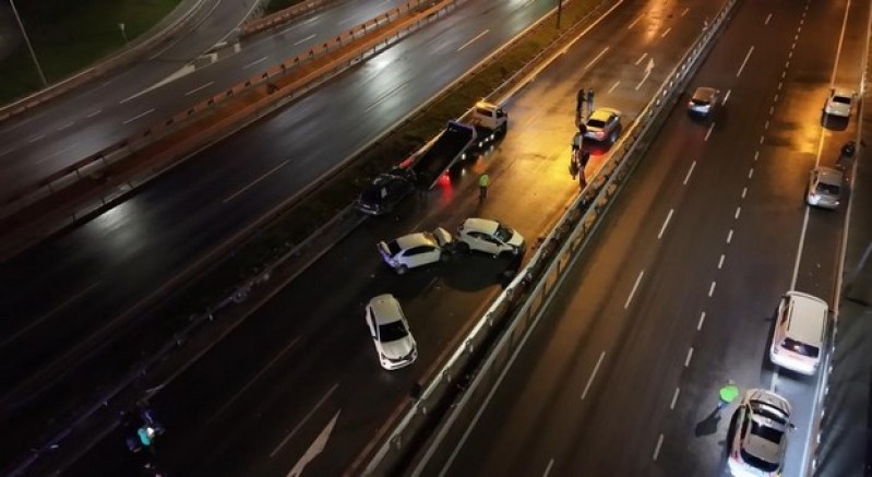 Yardım için duran araçlar da kazaya karıştı, 3 yaralı