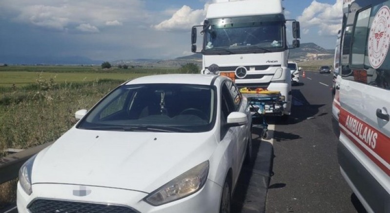 Yardım için durdular, başka tır çarptı: 1 ölü, 2 yaralı
