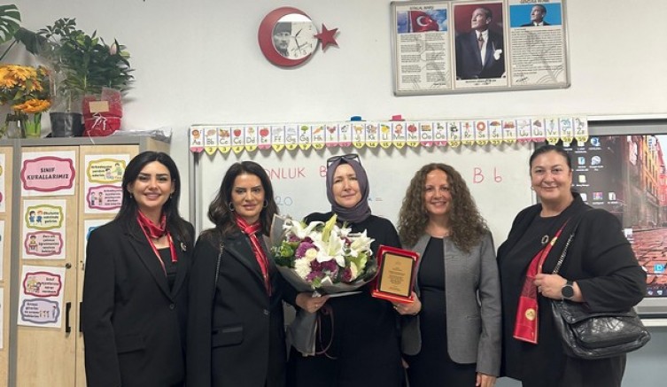 YASAV, 'Yılın Öğretmeni'ni onurlandırdı