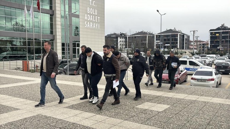 Yaşlı çifti "polisiz" diyerek dolandırdılar