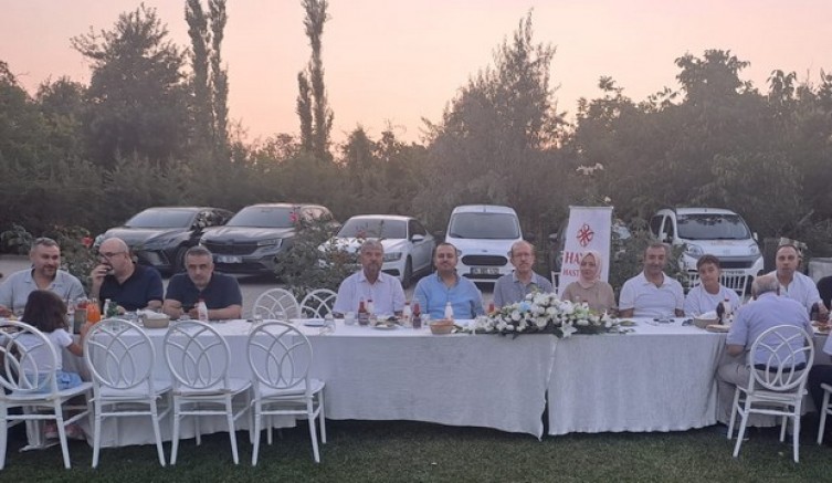 Yemekte buluştular