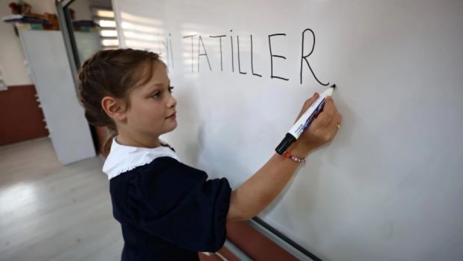 Yeni karneler ilk kez verilecek; İyi tatiller çocuklar...