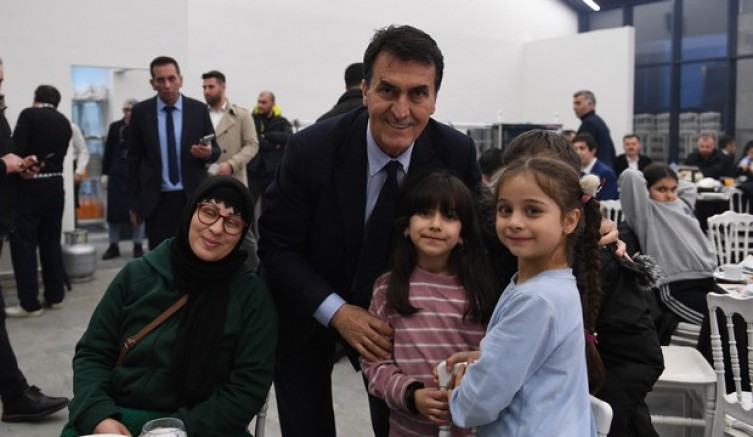 Yetim çocuklar kardeşlik sofrasında buluştu
