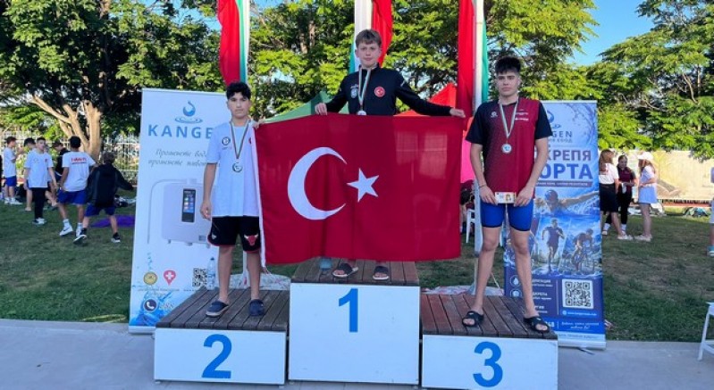Yıldırımlı genç yüzücüler Türkiye'nin gururu oldu