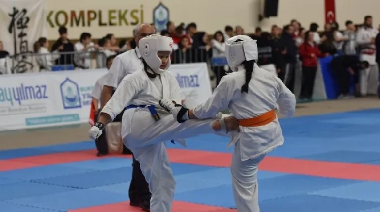 Yıldırımlı karateciler minderde rakip tanımadı
