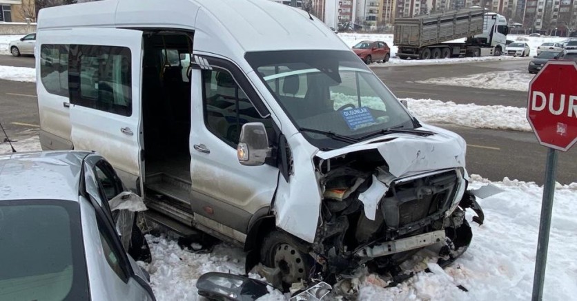 Yolcu minibüsüyle otomobil çarpıştı: 4 yaralı