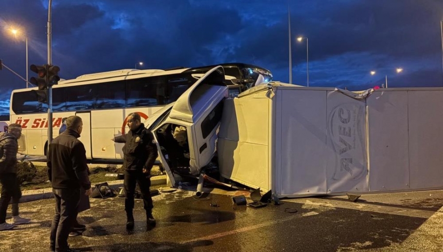 Yolcu otobüsü ile kamyonet çarpıştı: 5 yaralı