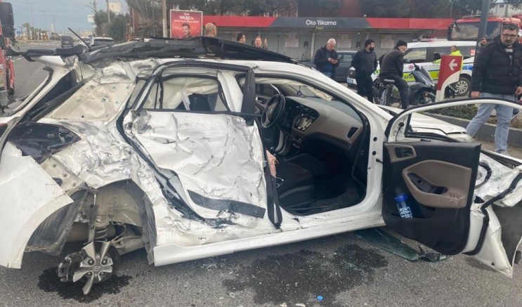 Yolcu otobüsü ile otomobil çarpıştı: 3 yaralı