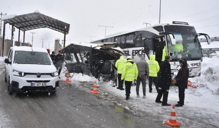 Yolcu otobüsü polis noktasına çarptı
