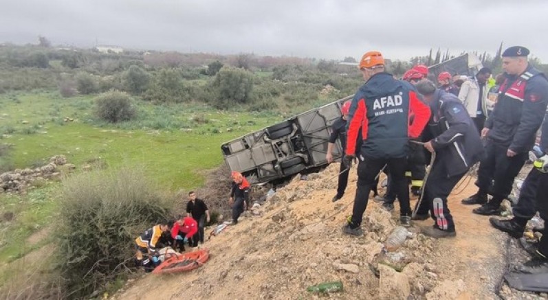 Yolcu otobüsü şarampole yuvarlandı: 8 ölü, 26 yaralı