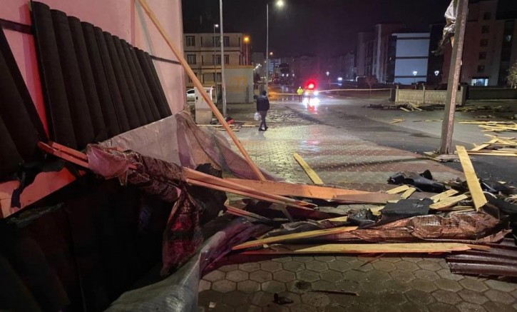 Yozgat’ta fırtına çatıları uçurdu