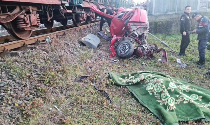 Yük treni otomobile çarptı: 1 ölü