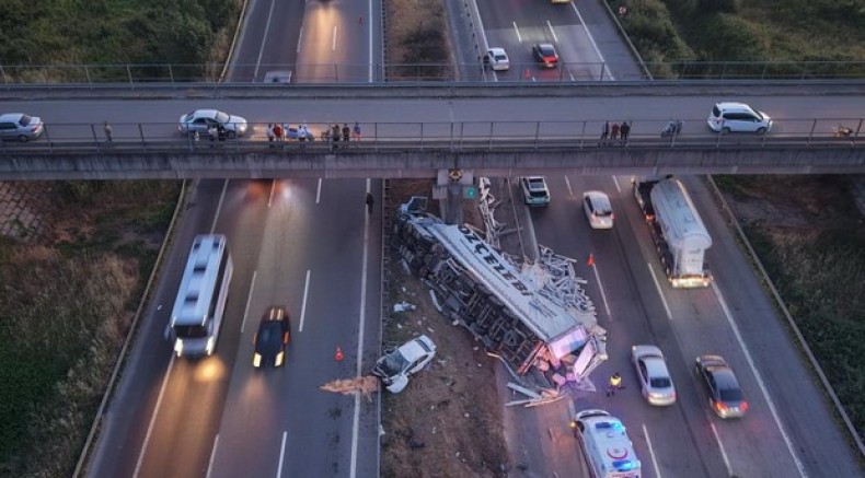 Yüklü tır ile otomobil çarpıştı: 6 yaralı