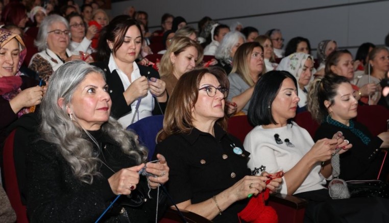 Yüzlerce kadın aynı anda iyilik için ilmek attı