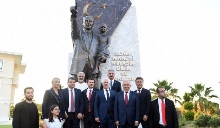 Zafer Bayramı Atatürk Anıtı ile taçlandı