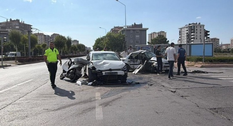 Zincirleme kazada otomobil kağıt gibi ezildi: 5 yaralı