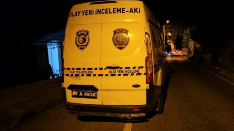 Zonguldak'ta gazeteci Cem Küçük'ün babası 74 yaşındaki Erdal Küçük, fındık bahçesinde ölü bulundu. Küçük'ün kesin ölüm sebebi otopsi işlemlerinin ardından belli olacak.