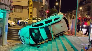 Otomobille çarpışan polis aracı yan yattı: 3 yaralı