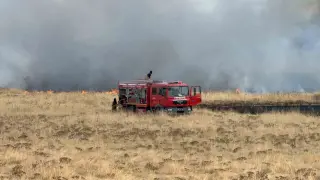 Yenişehir Havalimanı girişinde bulunan otluk alanda yangın