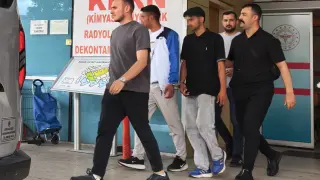 Tekme tokat dövdükleri gencin kolyesini çalıp kaçtılar