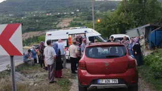 Freni tutmayan araç, anne ile iki çocuğuna çarptı