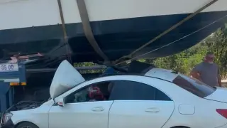 İzmir’de ilginç kaza: Otomobil tekneyle çarpıştı