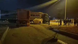 Ankara’da hafriyat kamyonu tıra yandan çarptı: 1 yaralı