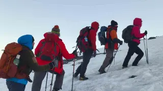 Dağcılar Ağrı Dağı’nın beyaz zirvesine ulaştı