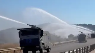 Orman yangınında peş peşe sıralanan TOMA’ların müdahalesi