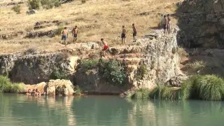 Sıcaktan bunalan gençler Sıtma Pınar Çayı’na akın etti