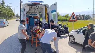 Otomobile çarpan motosiklet sürücüsü ağır yaralandı