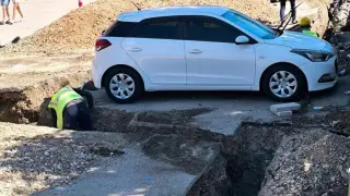 Araç sahibine ulaşılamayınca otomobilin etrafını kazdılar