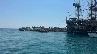 Gezi teknesi su aldı, 100 yolcu tahliye edildi