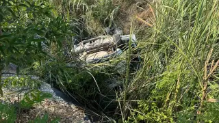 Manavgat'ta kontrolden çıkan otomobil dereye uçtu