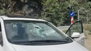 Rize’de otomobilin üzerine kaya düştü: 1 yaralı