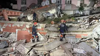 Bahçelievler’de dün gece tahliye edilen bina bugün çöktü