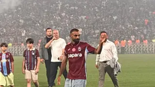 Salah yaklaşık 30 bin taraftar önünde imza attı