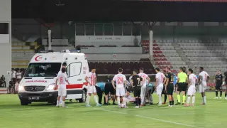 Oyuna girdi 1 dakika sonra ayağı burkuldu