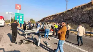 Şanlıurfa’da otomobil bariyerlere çarptı: 1 ölü, 1 yaralı