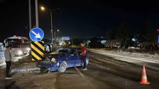 Bolu’da kırmızı ışıkta geçen otomobil kamyonla çarpıştı