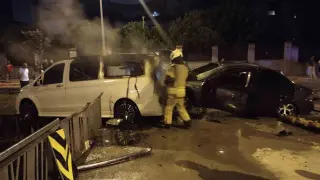 Sultanbeyli’de kaza yapan otomobil alev aldı