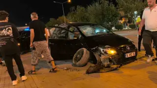 Kontrolden çıkan araç iki otomobile çarptı: 2 yaralı
