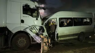 İşçi servisi tırla kafa kafaya çarpıştı: 1 ölü, 15 yaralı