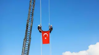 Türk bayrağı metrelerce yükseklikten indirildi