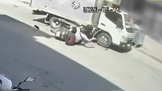 Kamyonetle motosiklet çarpıştı : 2 yaralı