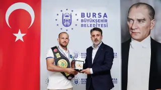 Başkan Vekili Biba'dan dünya şampiyonu güreşçiye tebrik