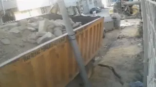 Tonlarca yüklü kamyonun yere gömülme anı