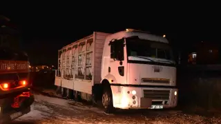 Asit sızdıran kamyon için ekipler seferber oldu: 2 yaralı