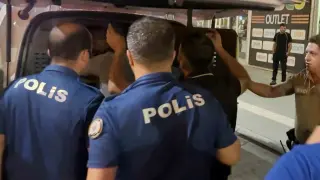 Biri oynayarak, diğeri zorla gözaltına alındı
